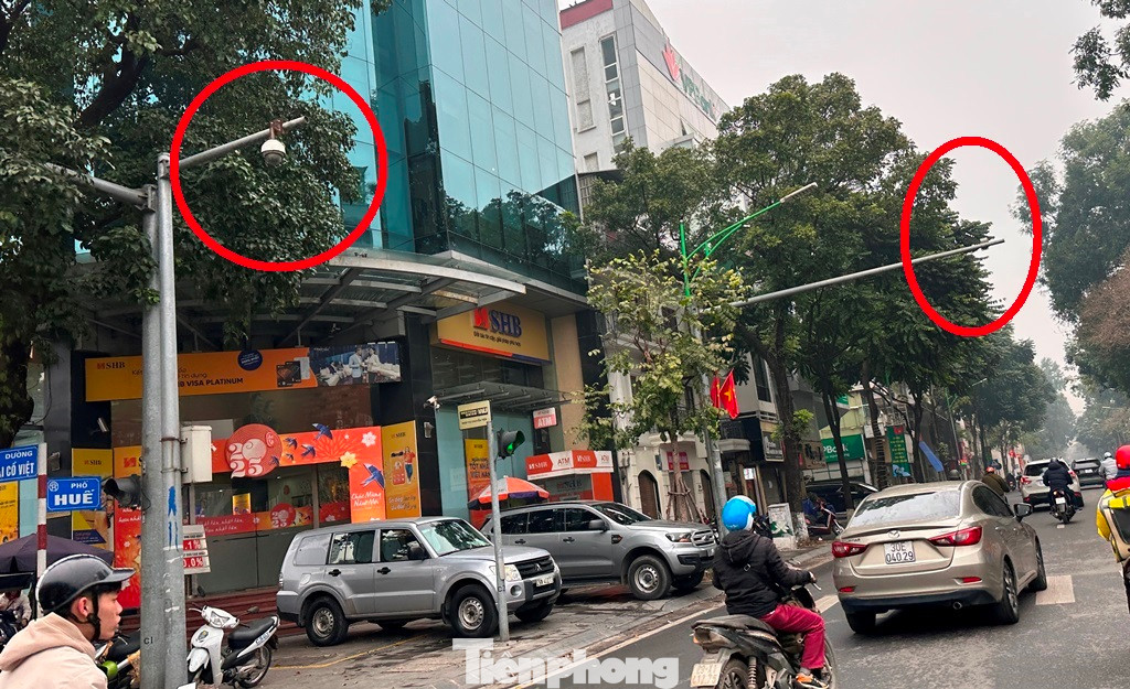 Ghi nhận trong sáng 12/2, mặc dù có CSGT làm nhiệm vụ và camera giám sát thường xuyên, nhưng ngoài vượt đèn đỏ, một số ô tô tại đây còn dừng đỗ sai quy định trên vỉa hè.