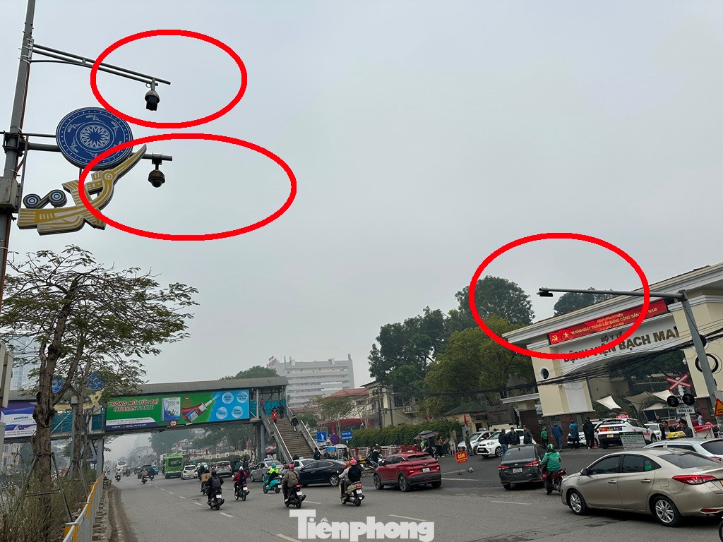 Cùng với lực lượng tuần tra trên đường, vừa qua liên ngành Công an - Sở GTVT Hà Nội đã thống nhất lắp nhiều mặt camera giám sát, trong đó có xử phạt nguội xe dừng đỗ sai quy định tại đây. Cùng với lực lượng tuần tra trên đường, vừa qua liên ngành Công an - Sở GTVT Hà Nội đã thống nhất lắp nhiều mặt camera giám sát, trong đó có xử phạt nguội xe dừng đỗ sai quy định tại đây.