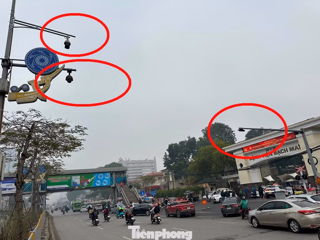 Cùng với lực lượng tuần tra trên đường, vừa qua liên ngành Công an - Sở GTVT Hà Nội đã thống nhất lắp nhiều mặt camera giám sát, trong đó có xử phạt nguội xe dừng đỗ sai quy định tại đây.