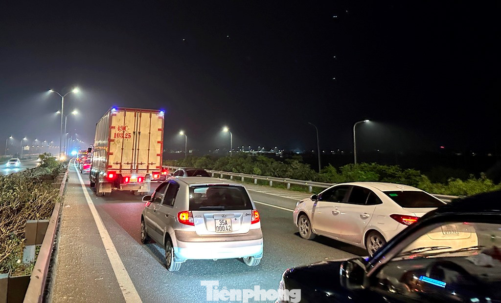 Nhiều ô tô xếp hàng nối đuôi nhau thành 2 hàng kéo dài vô tận Nhiều ô tô xếp hàng nối đuôi nhau thành 2 hàng kéo dài vô tận