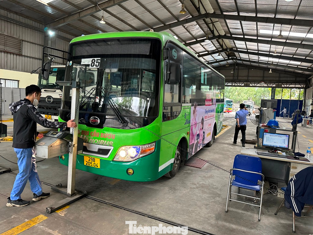 Nhiều xe buýt đến hạn đăng kiểm nhưng đang bị từ chối đăng kiểm do được CSGT cấp biển vàng nhưng chưa cấp lại giấy đăng ký. Nhiều xe buýt đến hạn đăng kiểm nhưng đang bị từ chối đăng kiểm do được CSGT cấp biển vàng nhưng chưa cấp lại giấy đăng ký.
