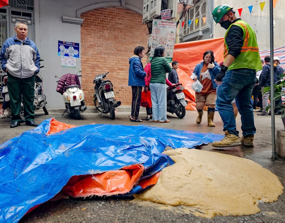 Sự việc xảy ra tại ngõ số 7 phố Giang Văn Minh (Ba Đình) vào khoảng 16h ngày 20/2. Sự việc xảy ra tại ngõ số 7 phố Giang Văn Minh (Ba Đình) vào khoảng 16h ngày 20/2.