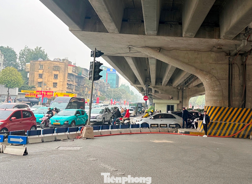 Từ trung tâm nút ở vòng xuyến vừa được lắp đặt nhìn ra.