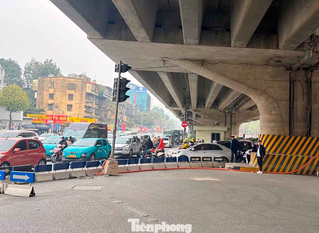 Từ trung tâm nút ở vòng xuyến vừa được lắp đặt nhìn ra.
