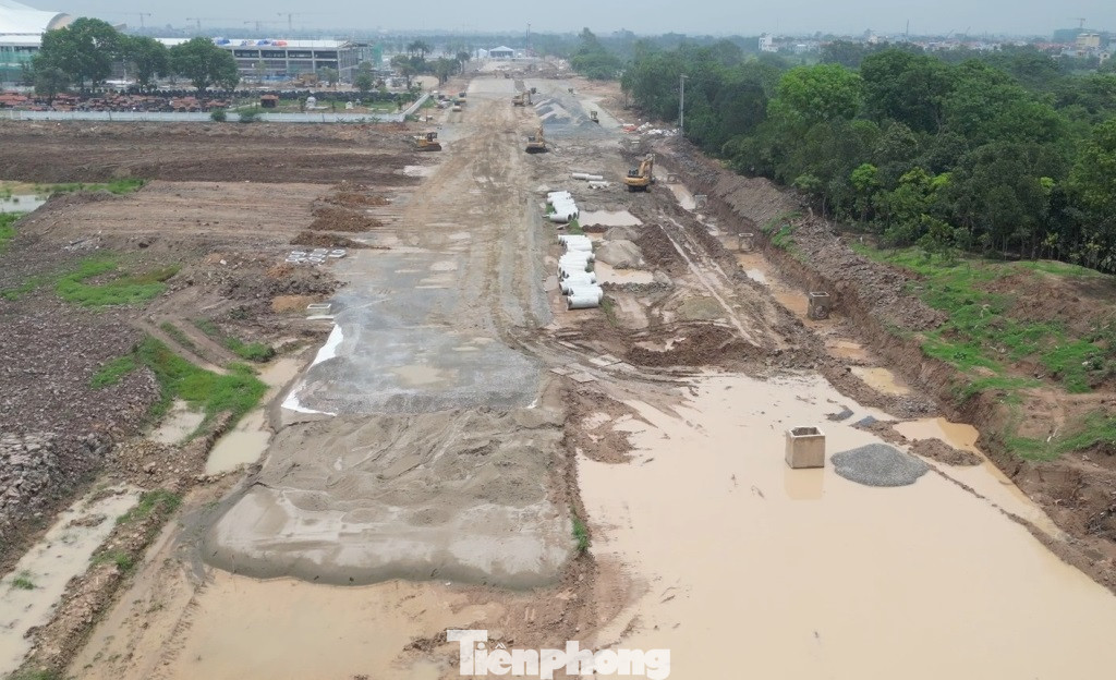 Do đang trong giai đoạn san ủi và đắp nền nên trời mưa và mặt bằng ngập nước, các nhà thầu vẫn thi công. Do đang trong giai đoạn san ủi và đắp nền nên trời mưa và mặt bằng ngập nước, các nhà thầu vẫn thi công.