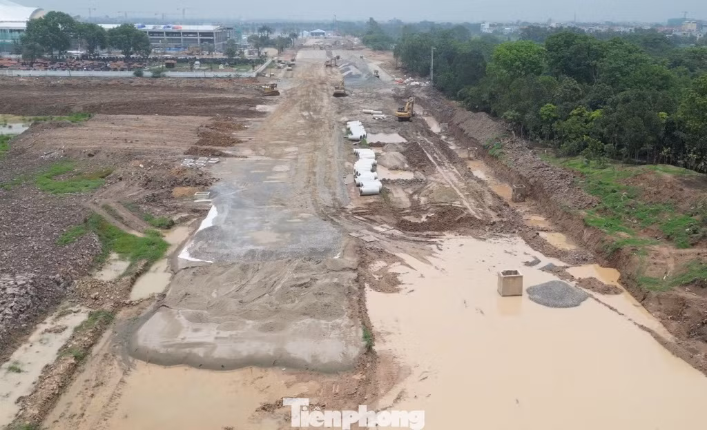 Do đang trong giai đoạn san ủi và đắp nền nên trời mưa và mặt bằng ngập nước, các nhà thầu vẫn thi công. Do đang trong giai đoạn san ủi và đắp nền nên trời mưa và mặt bằng ngập nước, các nhà thầu vẫn thi công.