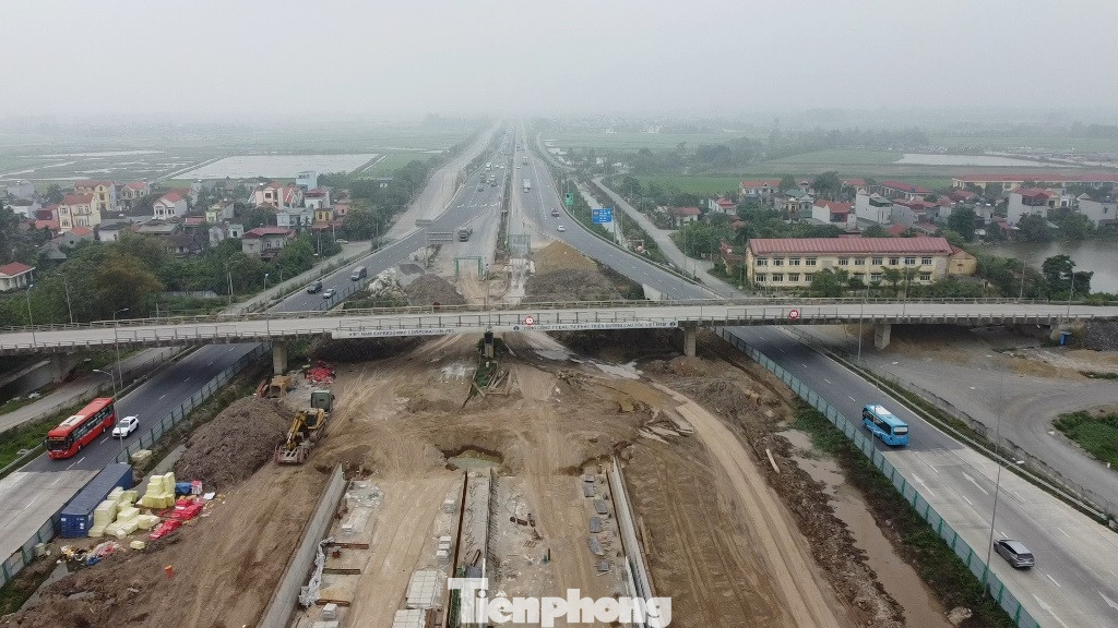 Dự án đường song hành có tiến độ thi công, hoàn thành năm 2027, tuy nhiên với đoạn từ thành phố Phủ Lý đến nút giao với cao tốc Pháp Vân - Ninh Bình (ảnh) sẽ hoàn thành vào tháng 9 năm nay để kết nối thông suốt khu vực phía Bắc thành phố Phủ Lý với cao tốc Bắc Nam.