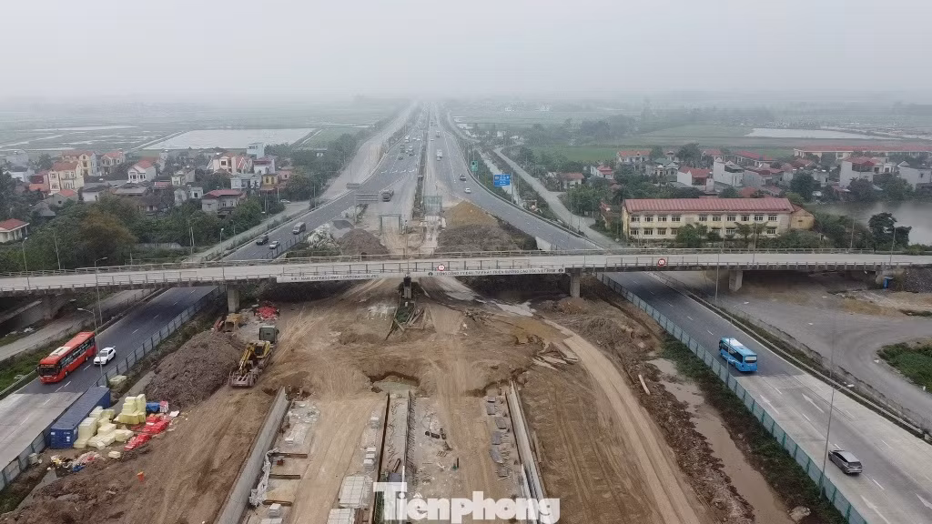 Dự án đường song hành có tiến độ thi công, hoàn thành năm 2027, tuy nhiên với đoạn từ thành phố Phủ Lý đến nút giao với cao tốc Pháp Vân - Ninh Bình (ảnh) sẽ hoàn thành vào tháng 9 năm nay để kết nối thông suốt khu vực phía Bắc thành phố Phủ Lý với cao tốc Bắc Nam. Dự án đường song hành có tiến độ thi công, hoàn thành năm 2027, tuy nhiên với đoạn từ thành phố Phủ Lý đến nút giao với cao tốc Pháp Vân - Ninh Bình (ảnh) sẽ hoàn thành vào tháng 9 năm nay để kết nối thông suốt khu vực phía Bắc thành phố Phủ Lý với cao tốc Bắc Nam.