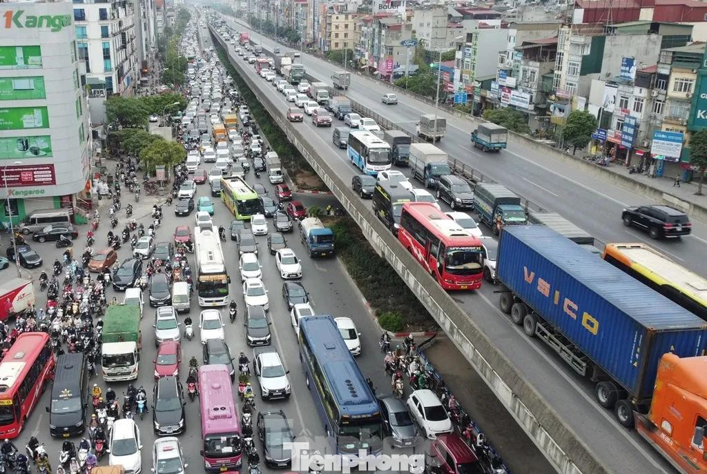 Giao thông trên đường Vành đai 3 trên cao Hà Nội giờ cao điểm.