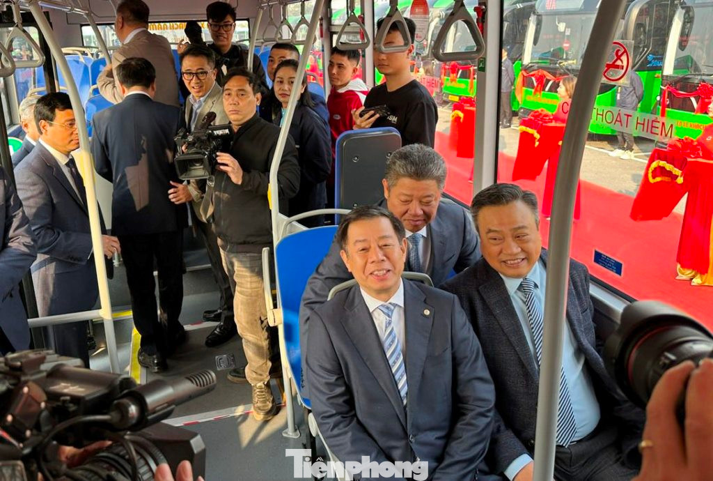 Chủ tịch UBND thành phố Hà Nội Trần Sỹ Thanh và đại diện các cơ quan, sở ngành di chuyển trên xe buýt điện.