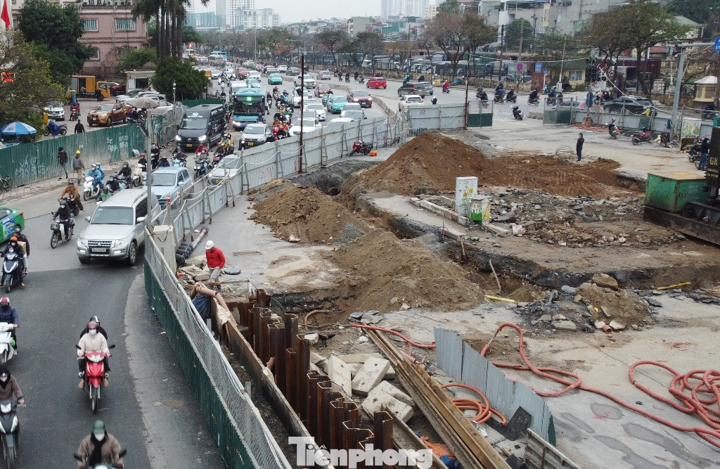 Việc hàng rào mở rộng và chiếm 2/3 nút giao dẫn đến giao thông tại nút Giải Phóng - Kim Đồng thường ùn tắc, khó khăn vào giờ cao điểm, các lực lượng chức năng đã phải đưa ra nhiều giải pháp tổ chức giao thông, trong đó có bỏ đèn tín hiệu, CSGT đứng điều tiết giao thông trực tiếp.