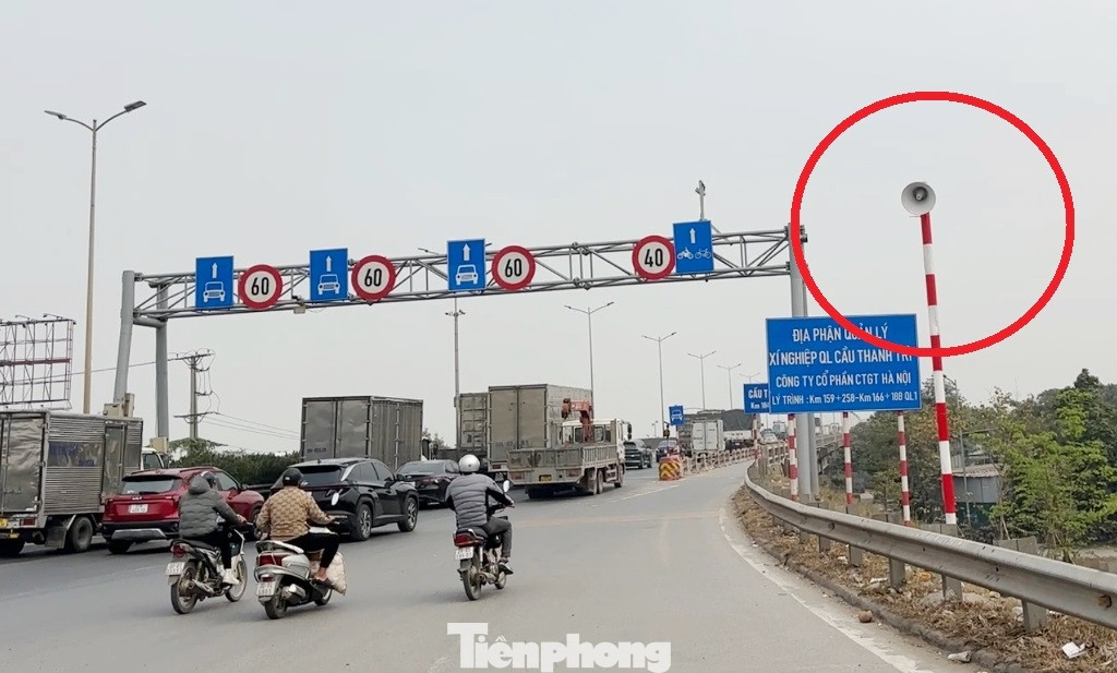 Tại cầu Thanh Trì, cùng với lắp hệ thống loa tuyên truyền giao thông, sơn kẻ mặt đường, trong năm 2024 công trình giao thông này còn được đề xuất sửa chữa các khe co giãn mặt cầu, thay một số gối cầu (ụ đỡ dầm cầu)... nhưng đến nay các công việc này vẫn chưa xong.