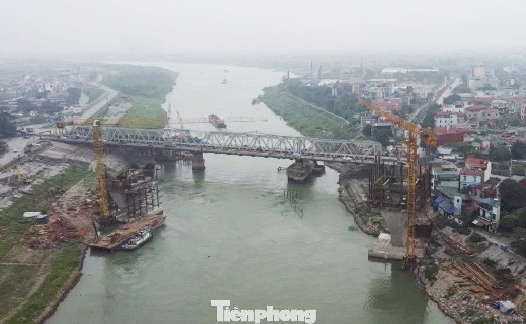 Dự án cầu mới được khởi công tháng 7/2024 và theo quyết định đầu tư có thời gian hoàn thành năm 2025. Tuy nhiên do vướng mặt bằng nên nhiều khả năng dự án phải điều chỉnh lùi thời gian thông cầu. Ảnh chụp tại hiện trường dự án.