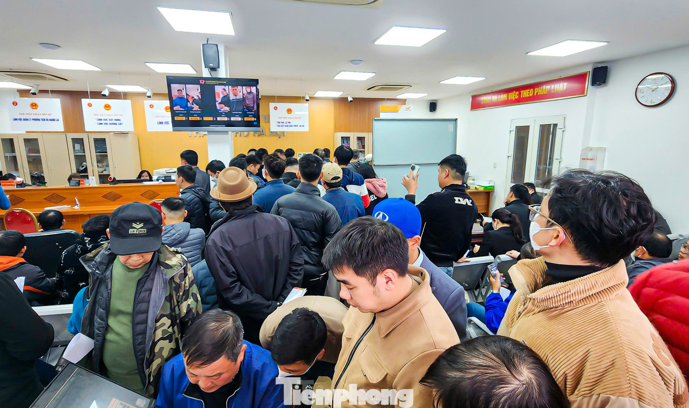 Lượng người đứng, ngồi chờ được cấp đổi GPLX chật kín phòng tiếp công dân Sở GTVT Hà Nội tại số 2 Phùng Hưng ngày 17/2. Ảnh: Đức Nguyễn