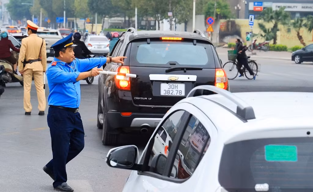 Thanh tra giao thông Hà Nội tổ chức, điều tiết giao thông trên đường. Thanh tra giao thông Hà Nội tổ chức, điều tiết giao thông trên đường.