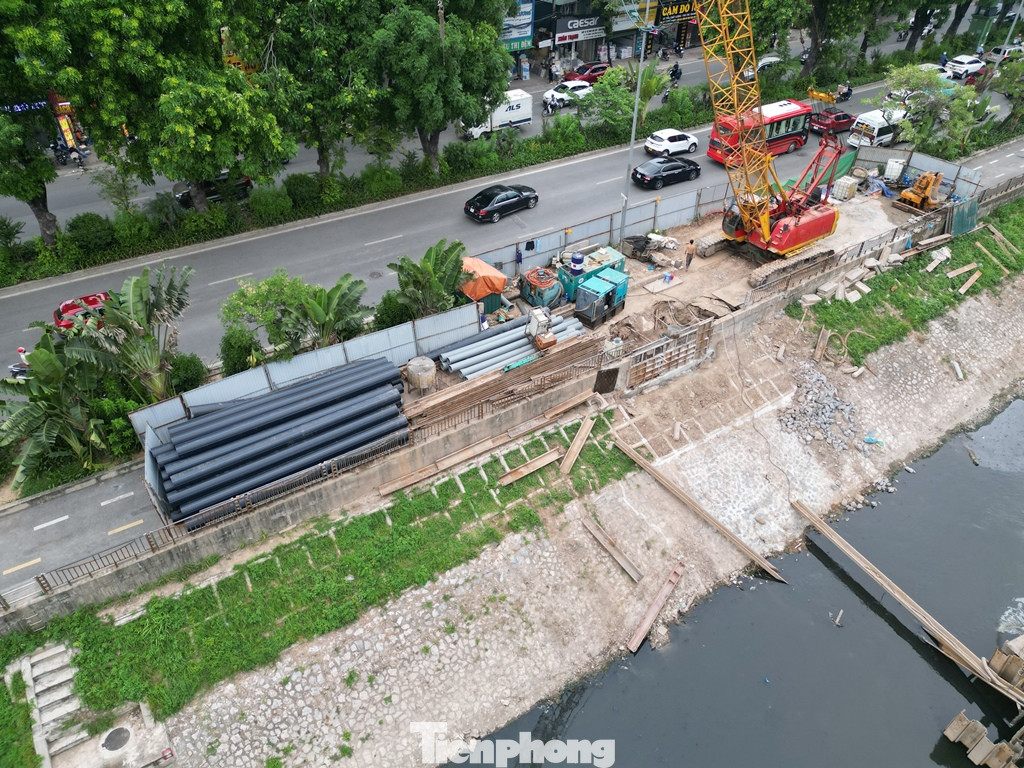 Các đơn vị thi công cho biết, họ đang lắp đặt đường ống thu gom nước phía bờ đối diện, hướng Ngã Tư Sở - Cầu Giấy.