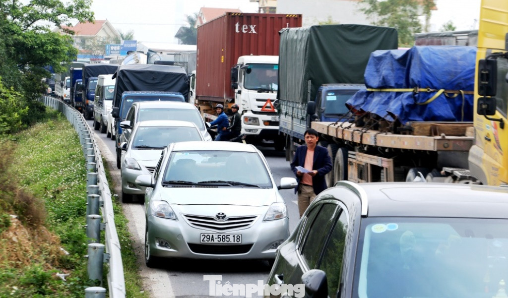 Quốc lộ 18 đi qua Bắc Ninh và Hà Nội thường có đông xe và thường xuyên ùn tắc vào dịp cao điểm. Quốc lộ 18 đi qua Bắc Ninh và Hà Nội thường có đông xe và thường xuyên ùn tắc vào dịp cao điểm.