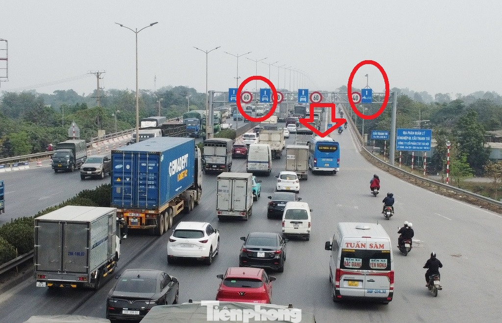 Sau đó xe khách lại cắt mặt rất nhiều phương tiện khác lưu thông cùng chiều để vào làn ô tô, gây ra xung đột, ùn tắc và nguy cơ va chạm giao thông.