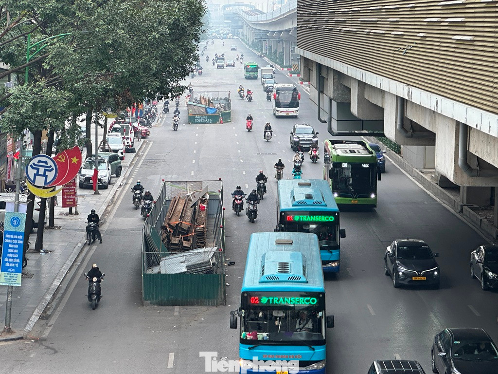 Trên đường Trần Phú (Hà Đông) 3 công trường dự án xử lý nước thải Yên Xá trong 2 ngày qua, phóng viên ghi nhận cũng chưa có sự thi công trở lại, hàng rào 4 xung quanh vẫn đóng kín mít, không có máy móc, công nhân thi công.