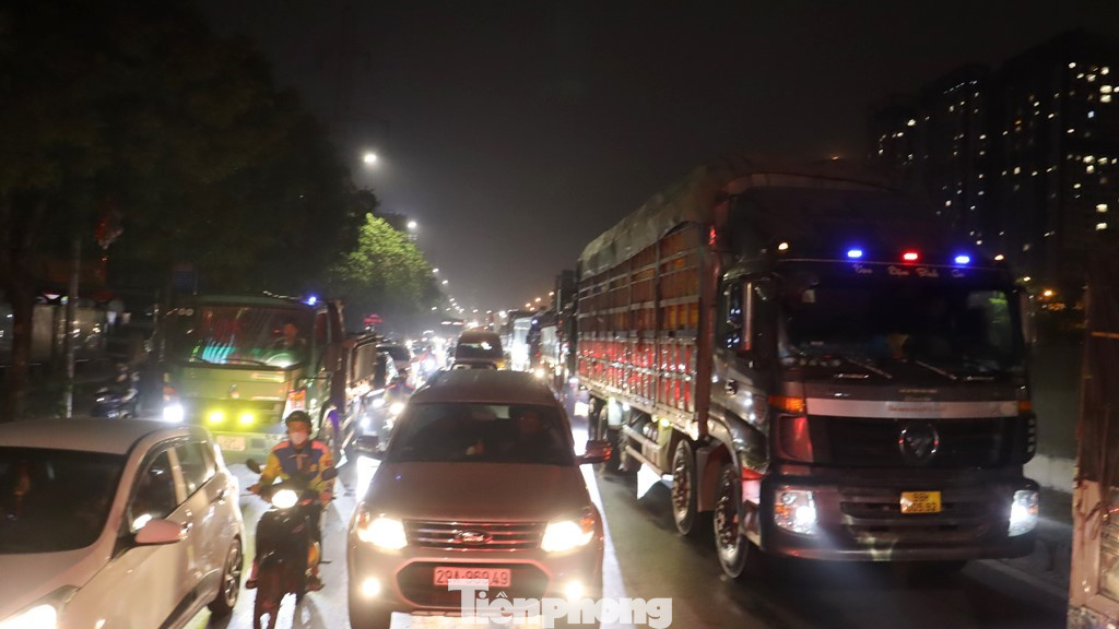 Tuyến đường Vành đai 3 trên cao mỗi giờ đang có hơn 5.000 lượt ô tô, xe tải lưu thông - vượt tải quá 8 lần năng lực thiết kế tuyến đường (tuyến đường đông xe nhất Hà Nội) nên khi đường Vành đai 3 trên cao bị "phong tỏa" mặc dù ban đêm nhưng ùn ứ cho tuyến đường Phạm Hùng bên dưới vẫn xảy ra. Ảnh chụp lúc 22h30 đêm 26/3.