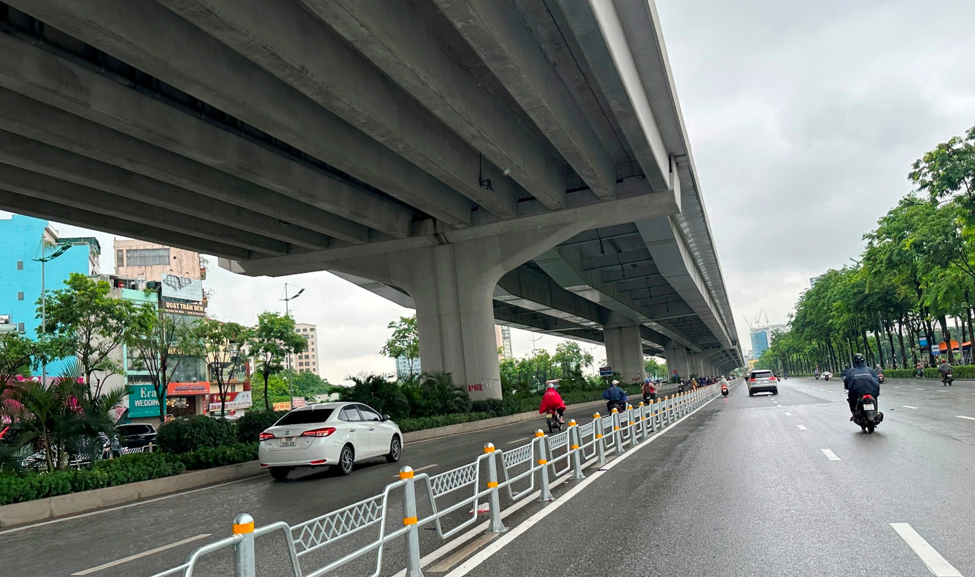 Hệ thống biển báo đã lắp đặt và hàng rào sắt đã dựng hàng km gần như không có tác dụng với các loại phương tiện lưu thông trên đường Phạm Văn Đồng.