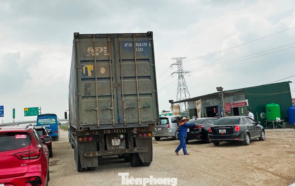 Mặc dù đơn vị quản lý các trạm luôn bố trí người túc trực điều tiết, hướng dẫn xe vào đỗ gọn gàng, nhưng do sân bãi nhỏ hẹp nên sắp xếp cẩn thận thì chỉ đỗ được từ 20 đến 30 xe con. Mặc dù đơn vị quản lý các trạm luôn bố trí người túc trực điều tiết, hướng dẫn xe vào đỗ gọn gàng, nhưng do sân bãi nhỏ hẹp nên sắp xếp cẩn thận thì chỉ đỗ được từ 20 đến 30 xe con.