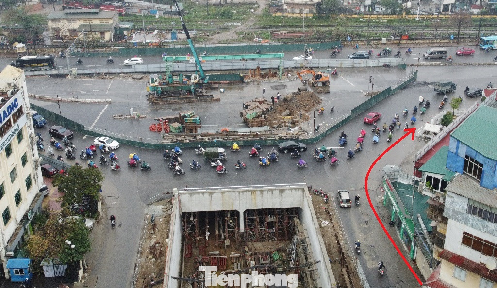 Với xe từ phố Kim Đồng đến nút phải rẽ phải để qua nút, không rẽ trái để đi hướng Ngọc Hồi. Với xe từ phố Kim Đồng đến nút phải rẽ phải để qua nút, không rẽ trái để đi hướng Ngọc Hồi.