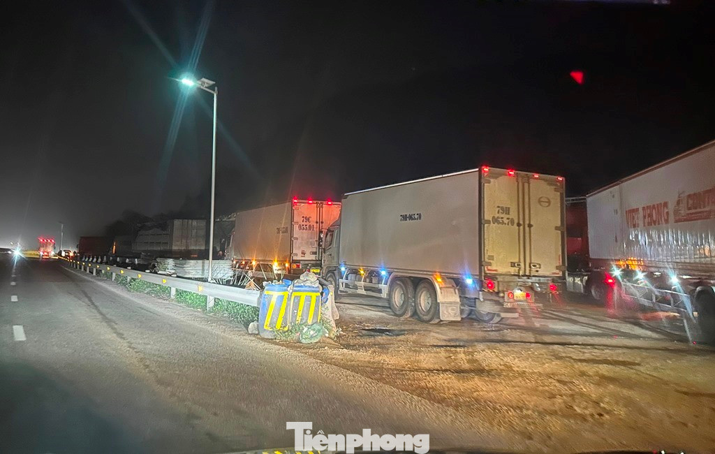 Tạm trạm dừng nghỉ trên tuyến QL45-Nghi Sơn thời điểm 22h ngày 9/3 sân đỗ không còn khoảng trống để có thể tiếp nhận thêm xe ở cao tốc muốn vào.