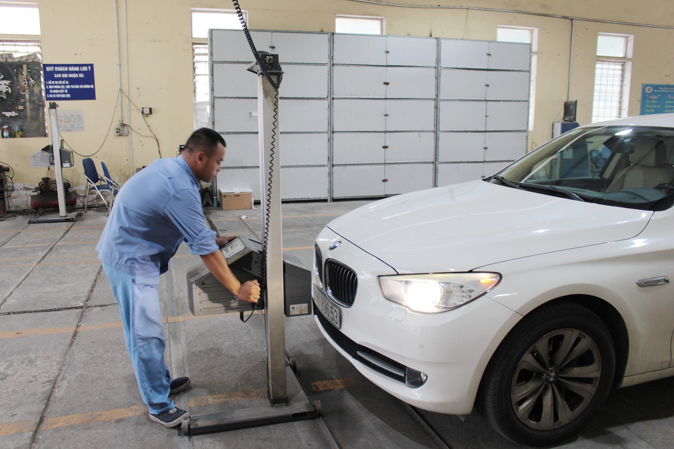 Với xe bị phát hiện lỗi phạt nguội, sẽ được nhân viên Trung tâm đăng kiểm thông báo lỗi ngay tại cửa ra vào dây chuyền đăng kiểm. Sau khi được thông báo, tài xế/chủ xe phải "quay đầu" đi xử lý nộp phạt, trở lại đăng kiểm vào một buổi/ngày khác. Với xe bị phát hiện lỗi phạt nguội, sẽ được nhân viên Trung tâm đăng kiểm thông báo lỗi ngay tại cửa ra vào dây chuyền đăng kiểm. Sau khi được thông báo, tài xế/chủ xe phải "quay đầu" đi xử lý nộp phạt, trở lại đăng kiểm vào một buổi/ngày khác.