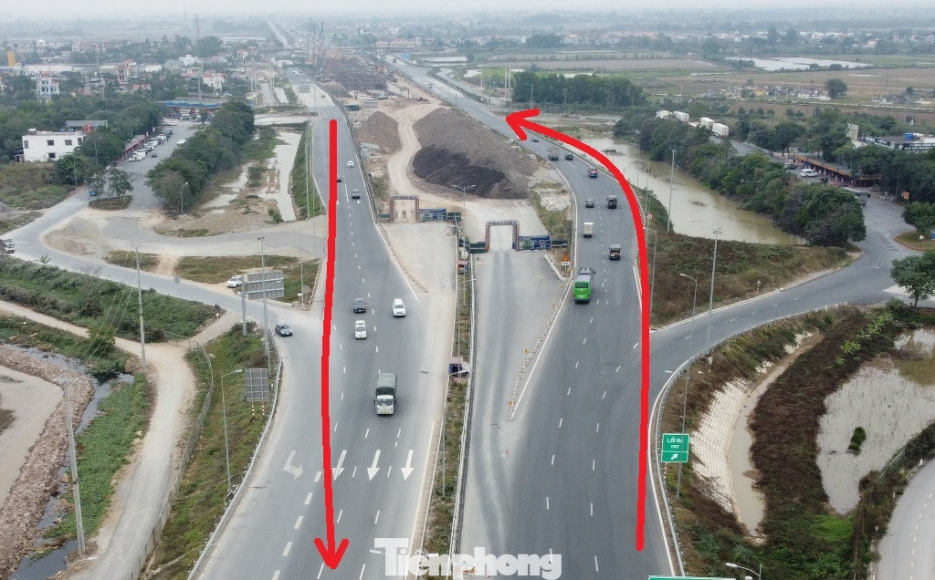 Để đảm bảo giao thông trong thời gian thi công dự án (khoảng 3 năm), hiện chủ đầu tư là Ban QLDA đầu tư xây dựng tỉnh Hà Nam đã làm 2 đường tạm (mũi tên đỏ) để CSGT tổ chức giao thông cho xe đi ra khỏi cao tốc, sau đó trở lại cao tốc khi hết công trường thi công. Để đảm bảo giao thông trong thời gian thi công dự án (khoảng 3 năm), hiện chủ đầu tư là Ban QLDA đầu tư xây dựng tỉnh Hà Nam đã làm 2 đường tạm (mũi tên đỏ) để CSGT tổ chức giao thông cho xe đi ra khỏi cao tốc, sau đó trở lại cao tốc khi hết công trường thi công.