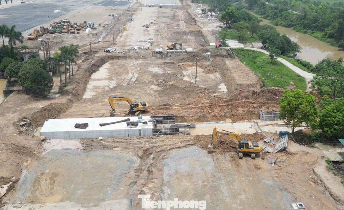 Tại dự án cầu Tứ Liên, hợp phần giải phóng mặt bằng (GPMB) phía nội thành do quận Tây Hồ làm chủ đầu tư, Chủ tịch UBND quận Tây Hồ Nguyễn Đình Khuyến cho biết, quận cũng đang làm thủ tục để bàn giao cho UBND phường mới là Hồng Hà.