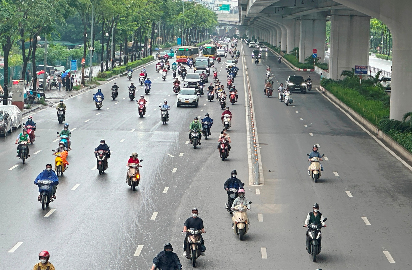 Hệ thống biển báo đã lắp đặt và hàng rào sắt đã dựng hàng km gần như không có tác dụng với các loại phương tiện lưu thông trên đường Phạm Văn Đồng.