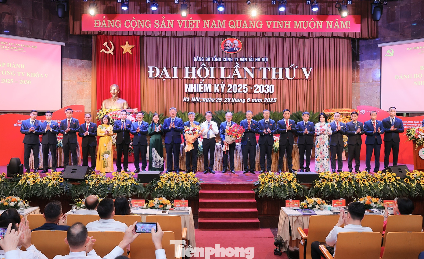 Ban Chấp hành Đảng bộ nhiệm kỳ mới Tổng Cty Vận tải Hà Nội ra mắt tại Đại hội ngày 26/6.