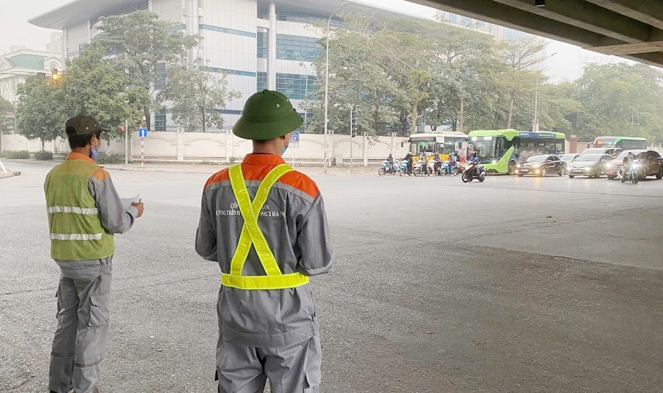 Nhân viên đứng đếm xe tại nút giao Phạm Hùng - Đỗ Đức Dục những ngày qua. Nhân viên đứng đếm xe tại nút giao Phạm Hùng - Đỗ Đức Dục những ngày qua.