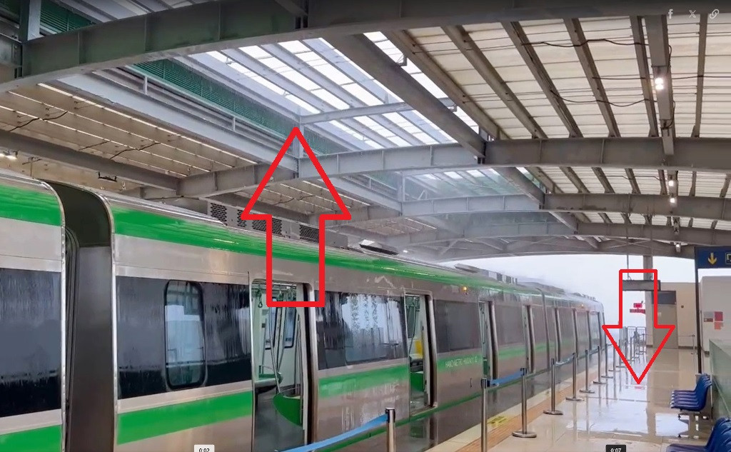 Khu vực mái nhà ga bị thổi bay, nước mưa chảy trực tiếp xuống tàu và tràn ra nhà ga.