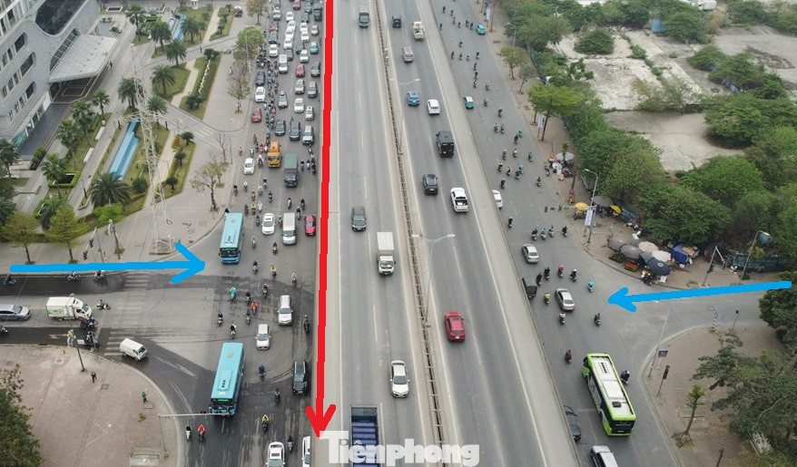 Toàn cảnh nút giao Đỗ Đức Dục và Phạm Hùng giờ cao điểm sáng nay, lưu lượng xe đông chỉ diễn ra trên đường Phạm Hùng (hướng mũi tên đỏ), hướng đường Đỗ Đức Dục, Nam Trung Yên (mũi tên xanh) ra nút lưu lượng xe không nhiều. Toàn cảnh nút giao Đỗ Đức Dục và Phạm Hùng giờ cao điểm sáng nay, lưu lượng xe đông chỉ diễn ra trên đường Phạm Hùng (hướng mũi tên đỏ), hướng đường Đỗ Đức Dục, Nam Trung Yên (mũi tên xanh) ra nút lưu lượng xe không nhiều.