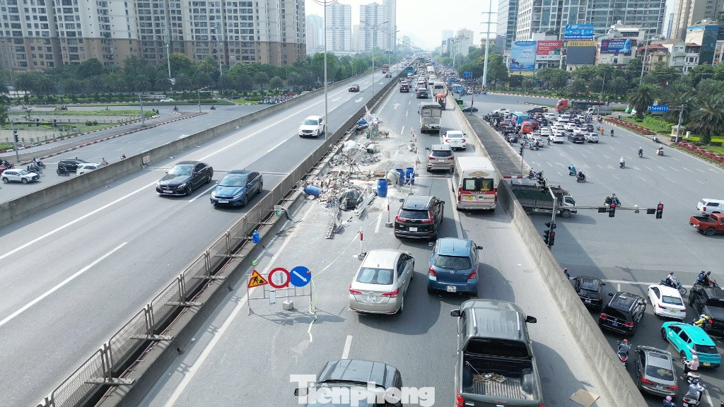 Đại diện Ban Duy tu các công trình hạ tầng giao thông, Sở Xây dựng cho biết, sau khi hoàn thành sửa chữa khe co giãn ở đoạn Mai Dịch - Big C (giai đoạn 1), Sở Xây dựng vừa đồng ý cho phép thực hiện giai đoạn 2, giai đoạn 3 của dự án là sửa chữa tiếp các khe co giãn ở đoạn Big C - Nguyễn Trãi, Big C - Mai Dịch. Đại diện Ban Duy tu các công trình hạ tầng giao thông, Sở Xây dựng cho biết, sau khi hoàn thành sửa chữa khe co giãn ở đoạn Mai Dịch - Big C (giai đoạn 1), Sở Xây dựng vừa đồng ý cho phép thực hiện giai đoạn 2, giai đoạn 3 của dự án là sửa chữa tiếp các khe co giãn ở đoạn Big C - Nguyễn Trãi, Big C - Mai Dịch.