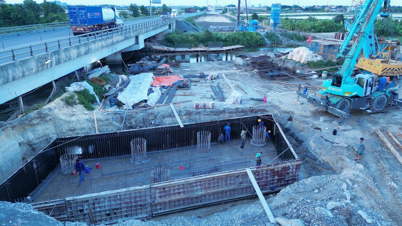 Trong thời gian chất tải và chờ nền đường "tắt lún", công nhân và kỹ sư tại các nhà thầu chuyển sang thi công các cầu vượt, nút giao.