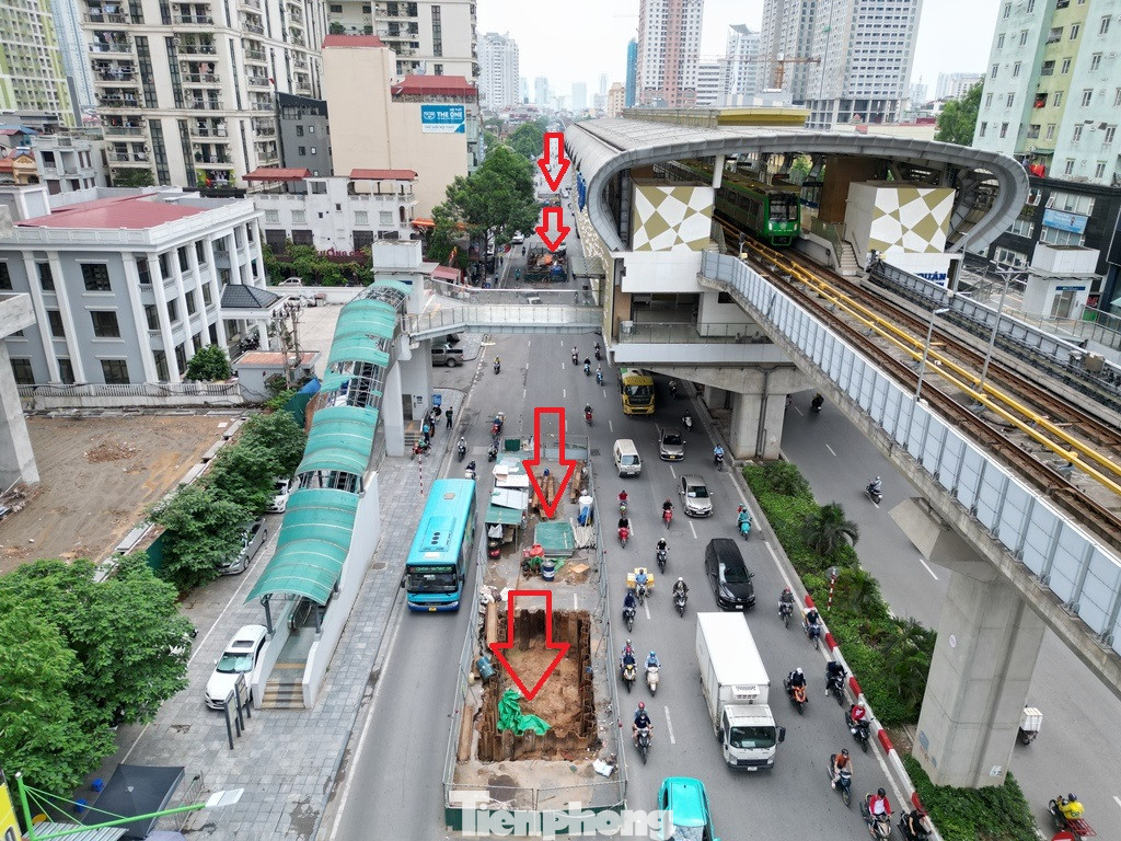 Như vậy, với việc có thêm hàng rào thi công vừa được dựng tại gần cầu Trắng, đến nay đường Trần Phú (Hà Đông) đã có tổng cộng 4 công trường hàng rào thi công trên khoảng 1 km (trước đó ba công trường đã dựng trước Tết và hiện vẫn thi công chưa xong).