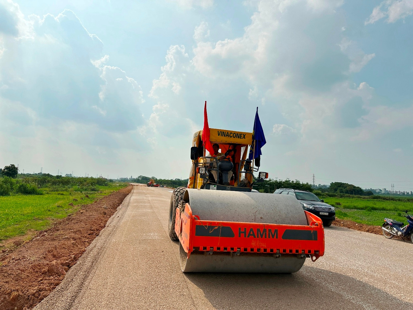 Dự án đường song hành Vành đai 4 được khởi công tháng 6/2023 và tiến độ hoàn thành trong năm 2025. Tuy nhiên, đến nay dự án vẫn còn vướng mặt bằng nhiều đoạn, dẫn đến không thể thi công, có nguy cơ chậm tiến độ. Dự án đường song hành Vành đai 4 được khởi công tháng 6/2023 và tiến độ hoàn thành trong năm 2025. Tuy nhiên, đến nay dự án vẫn còn vướng mặt bằng nhiều đoạn, dẫn đến không thể thi công, có nguy cơ chậm tiến độ.