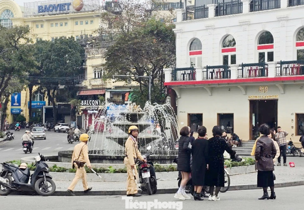 Trong các ngày qua và sáng 22/3, lực lượng CSGT và cảnh sát trật tự phường Hàng Trống (Hoàn Kiếm) đều có mặt để điều tiết giao thông riêng cho khu vực quảng trường Đông Kinh - Nghĩa Thục.