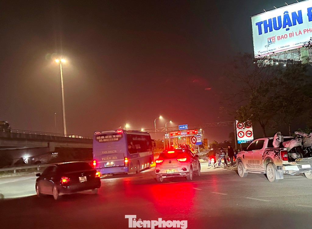 Do nhiều xe từ cao tốc xuống, tối và đêm nay nút giao Vực Vòng một số thời điểm cũng xảy ra ùn ứ. Do nhiều xe từ cao tốc xuống, tối và đêm nay nút giao Vực Vòng một số thời điểm cũng xảy ra ùn ứ.