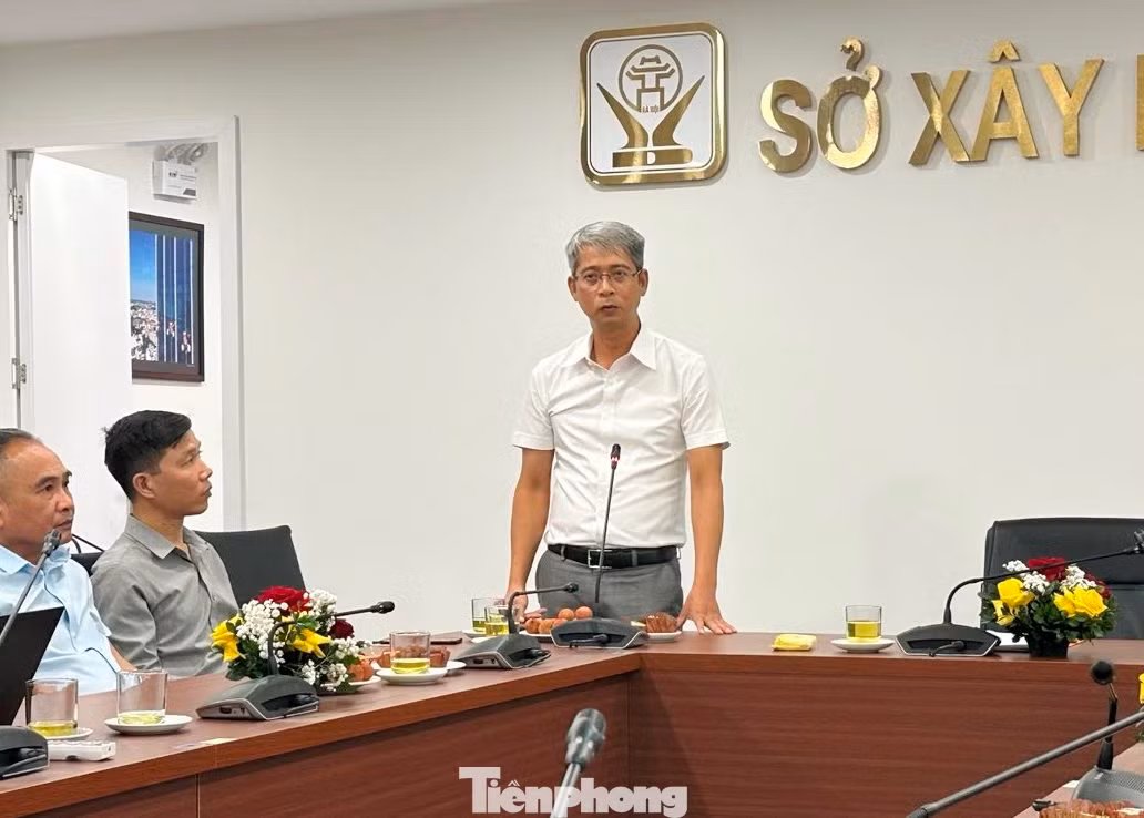 Ông Nguyễn Anh Dũng, Trưởng phòng Kinh tế, Sở Xây dựng trả lời trao đổi của PV Tiền Phong. Ảnh: Trọng Đảng