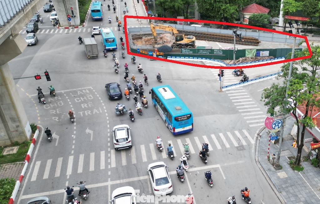 Hơn một tuần nay, người tham gia giao thông chứng kiến hàng rào thi công dự án xử lý nước thải dựng trên trục đường Trần Phú đã kéo dài từ nút giao Vũ Trọng Khánh đến cầu Trắng (Hà Đông) - khoảng 1 km.