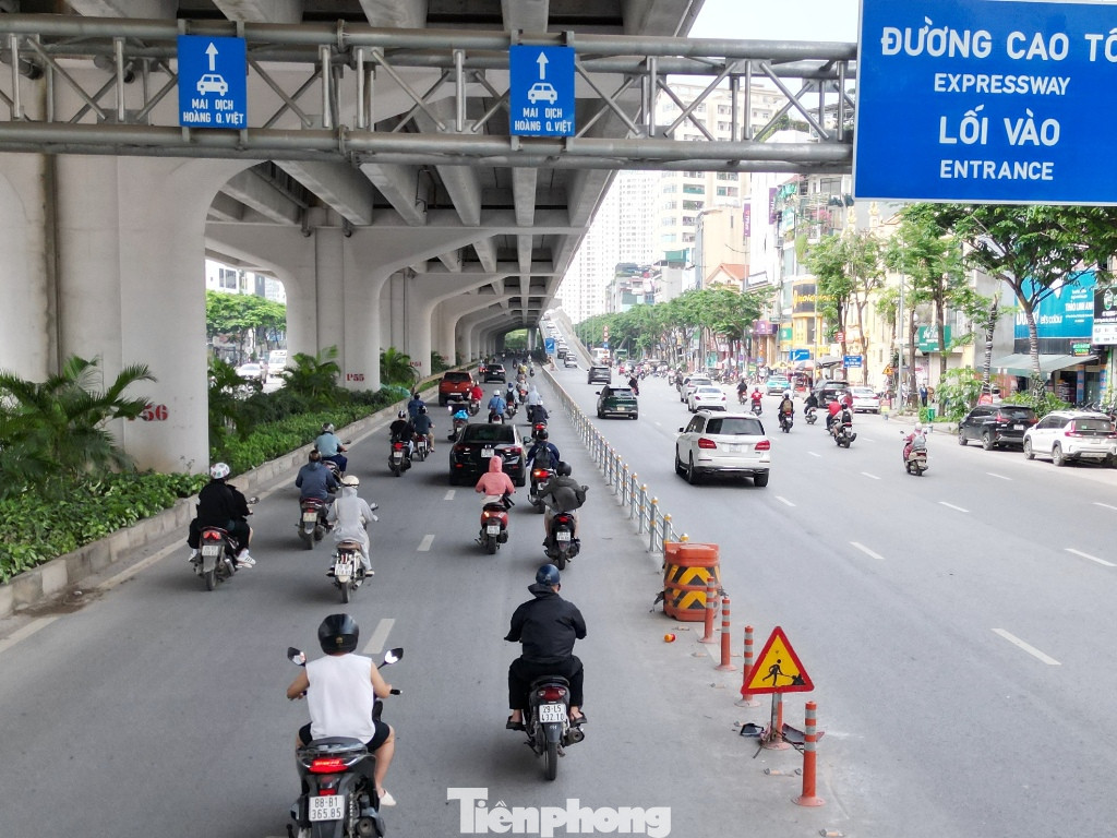 Để giảm ùn tắc, xung đột giao thông như những ngày trước đây khi tuyến đường Phạm Văn Đồng có hàng rào cứng giữa đường, trong sáng 23/6, lực lượng CSGT đã cho phương tiện được đi lại hỗn hợp, chưa thực hiện di chuyển theo làn và biển báo phía trên.