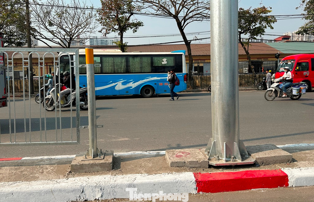 Việc dải phân cách có nhiều vị trí bị ngắt quãng, không kín khiến người đi bộ vẫn băng qua đường, trong đó có nhiều hành khách lên xuống các xe khách hoạt động trên đường Giải Phóng.