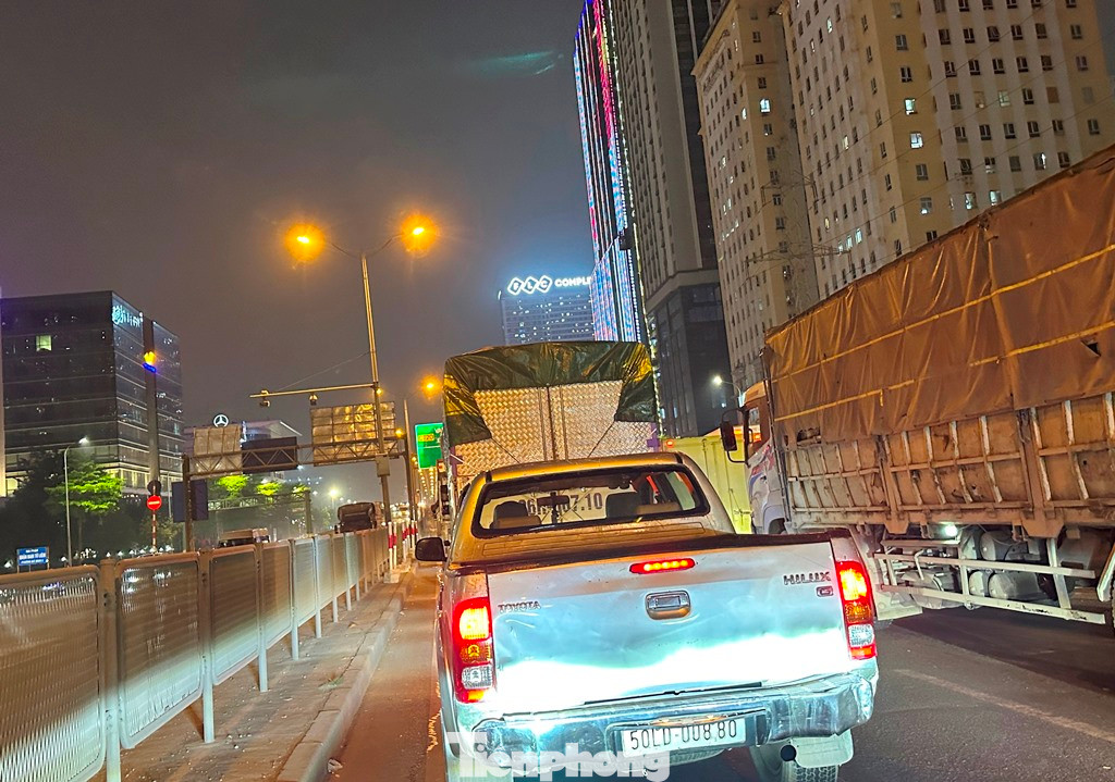 Do đường trên cao từ nút Mai Dịch dẫn lên bị hàng rào thu hẹp một nửa, tạo nút thắt cổ chai, dẫn đến ùn tắc kéo dài xảy ra cả với tuyến đường Phạm Hùng - Phạm Văn Đồng bên dưới. Đây là ngày thứ 4 (ngày bắt đầu dựng rào sửa chữa khe co giãn) xảy ra tình trạng ùn tắc này.