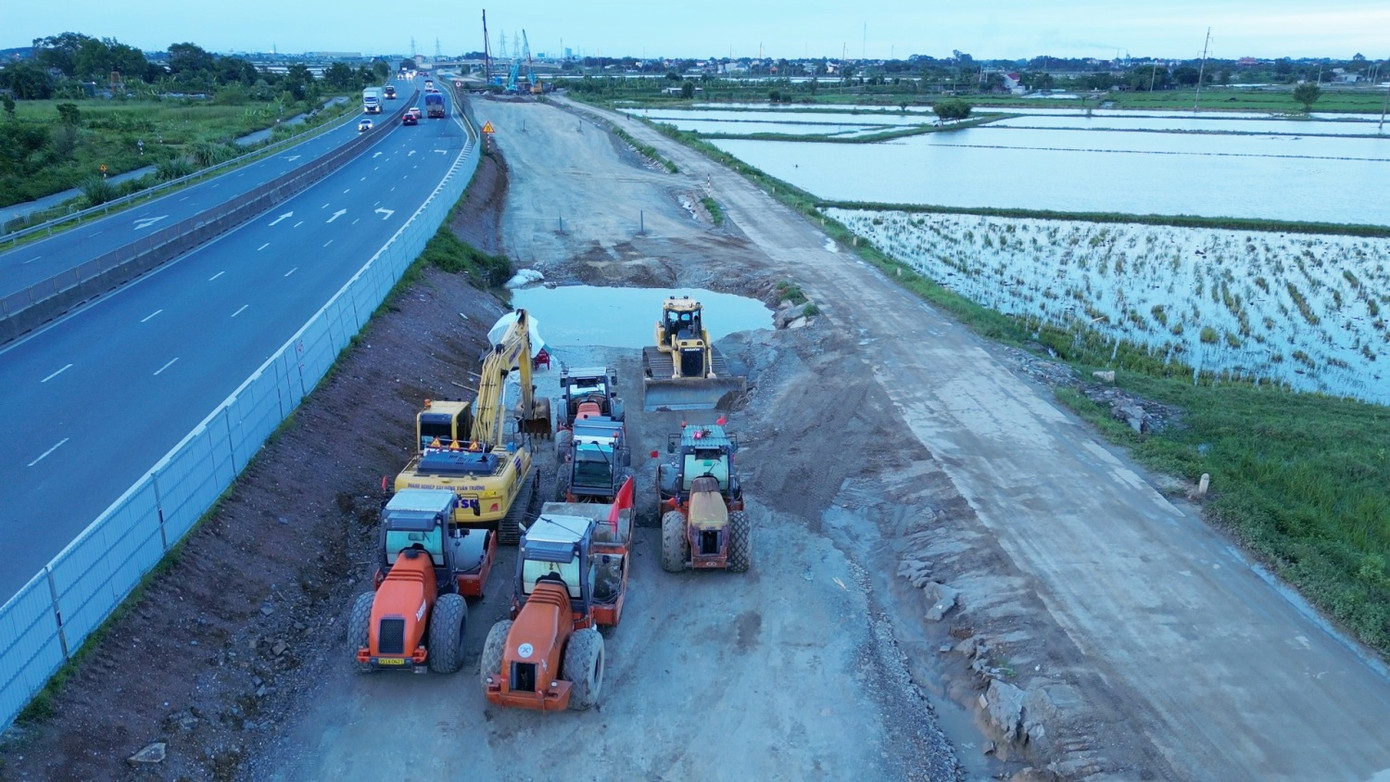 Hiện dự án các được các nhà thầu tập trung máy móc, nhân lực thi công cả ngày và đêm. Ảnh chụp chiều ngày 5/7.