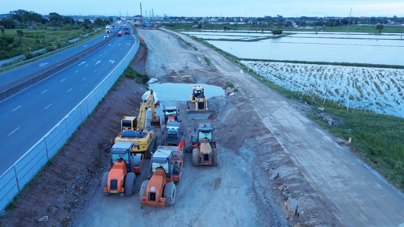 Hiện dự án các được các nhà thầu tập trung máy móc, nhân lực thi công cả ngày và đêm. Ảnh chụp chiều ngày 5/7.