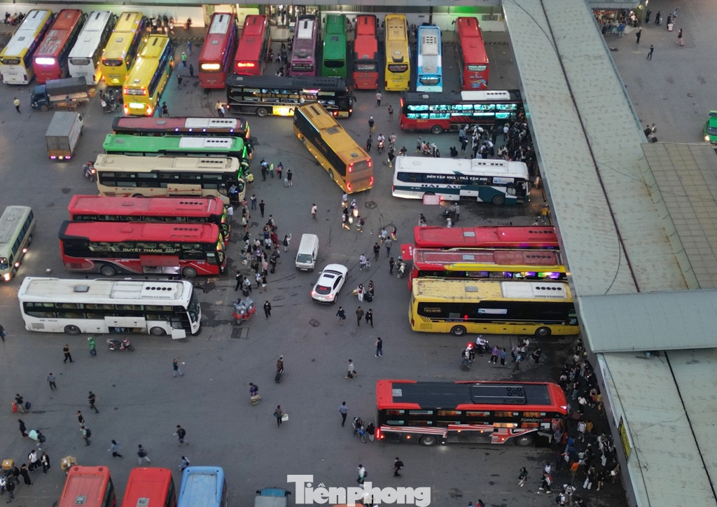 Tại bến xe Nước Ngầm, lãnh đạo bến xe cho biết, lượng khách tăng gấp đôi ngày thường và bến xe cũng đã phải huy động xe tăng cường để giải tỏa hành khách. Tại bến xe Nước Ngầm, lãnh đạo bến xe cho biết, lượng khách tăng gấp đôi ngày thường và bến xe cũng đã phải huy động xe tăng cường để giải tỏa hành khách.